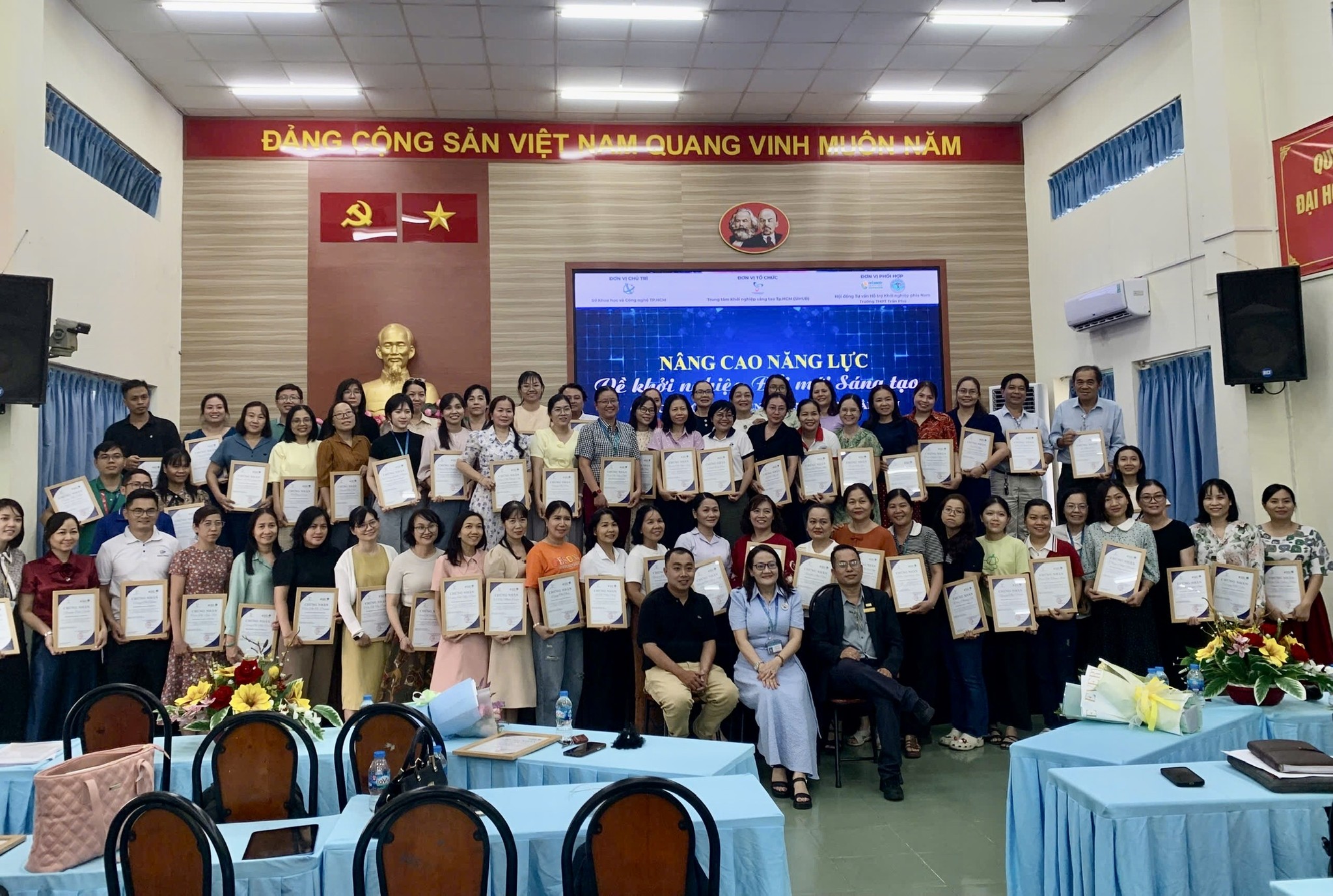 74 học viên nhận chứng nhận hoàn thành khóa huấn luyện khởi nghiệp đổi mới sáng tạo trong trường học