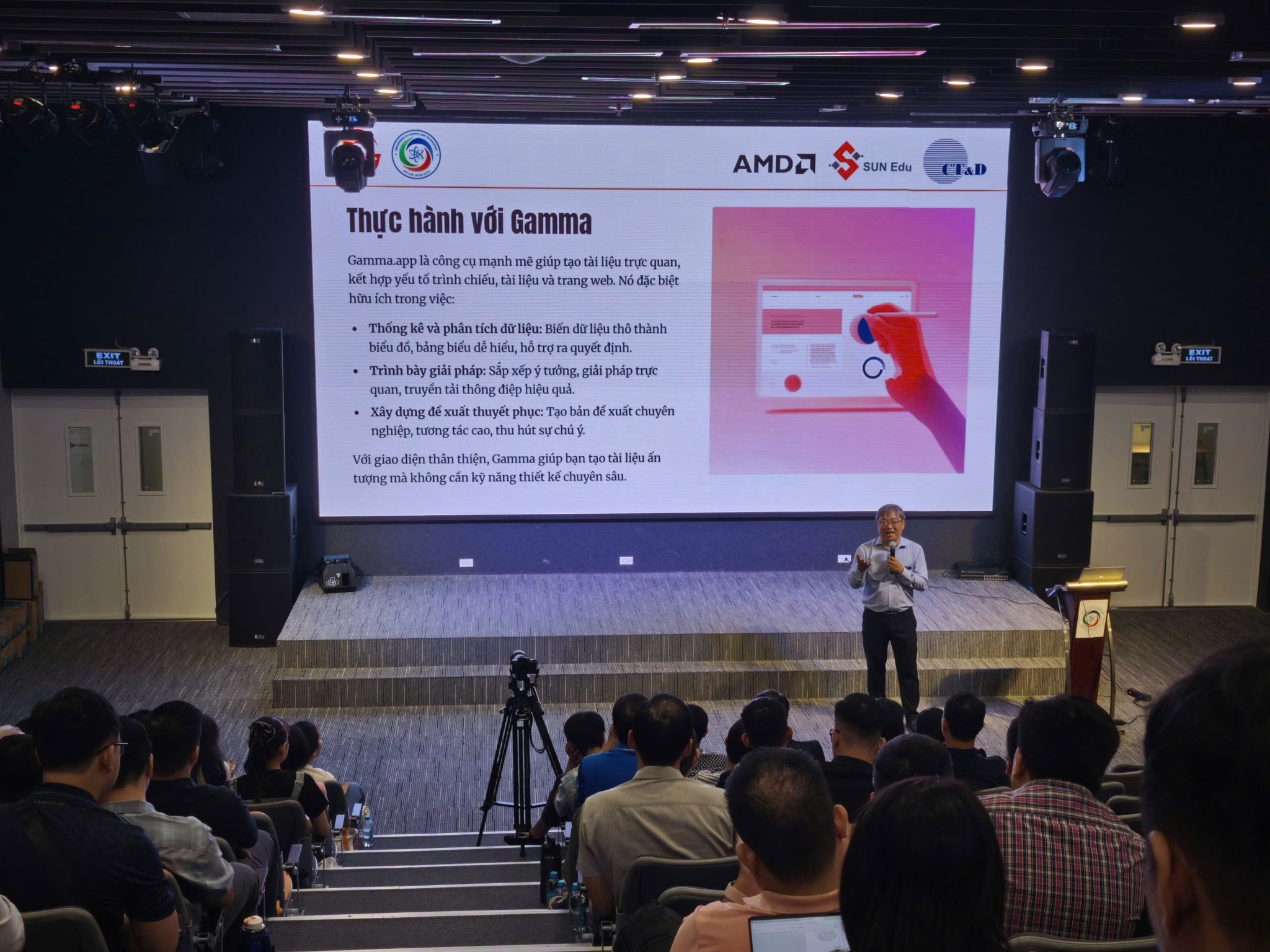 Hơn 100 cán bộ, công chức tham dự tập huấn “Ứng dụng AI trong đổi mới sáng tạo khu vực công”