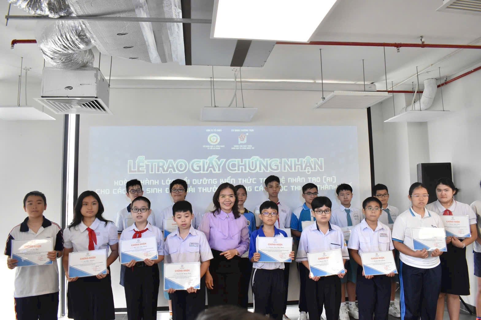 209 học sinh xuất sắc TP.HCM bế giảng khóa bồi dưỡng AI, nhiều em đạt chứng chỉ quốc tế
