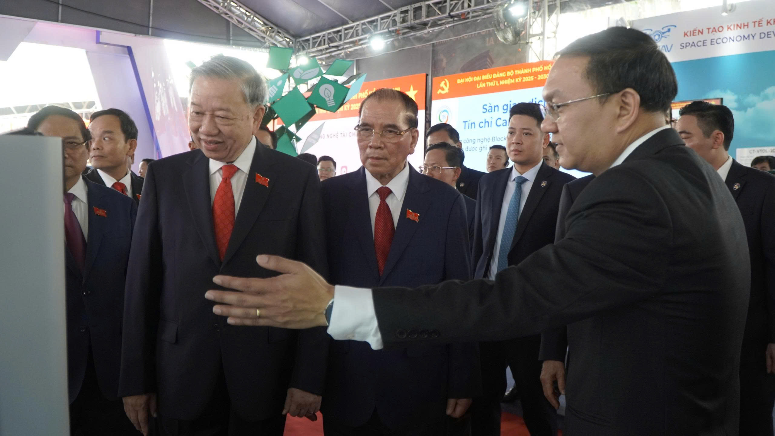 Tổng Bí thư Tô Lâm tham quan triển lãm tại Đại hội đại biểu Đảng bộ TP.HCM lần thứ I