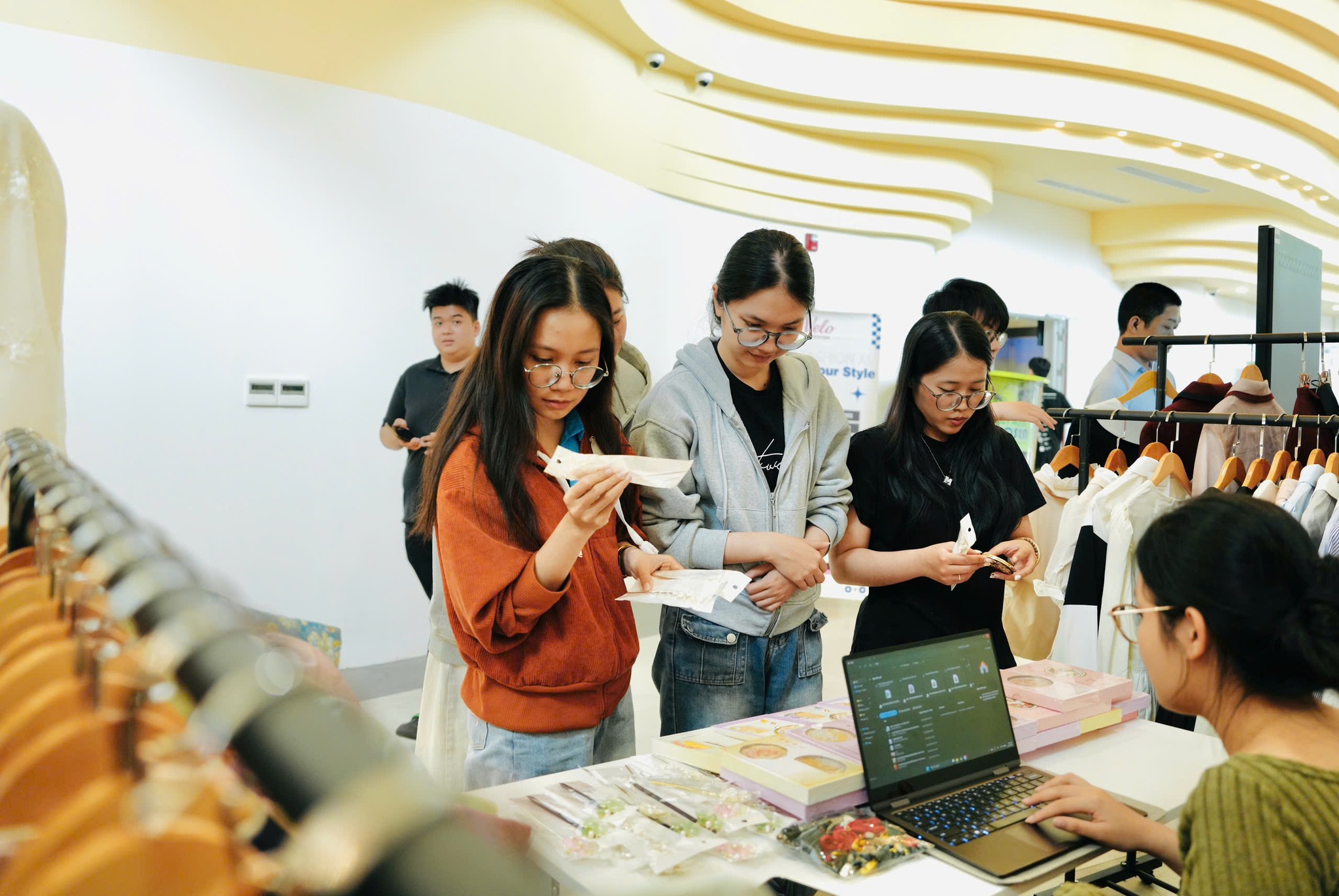 Tuần 2 triển lãm tại SIHUB: Khi công nghệ "chạm" vào bản sắc Việt