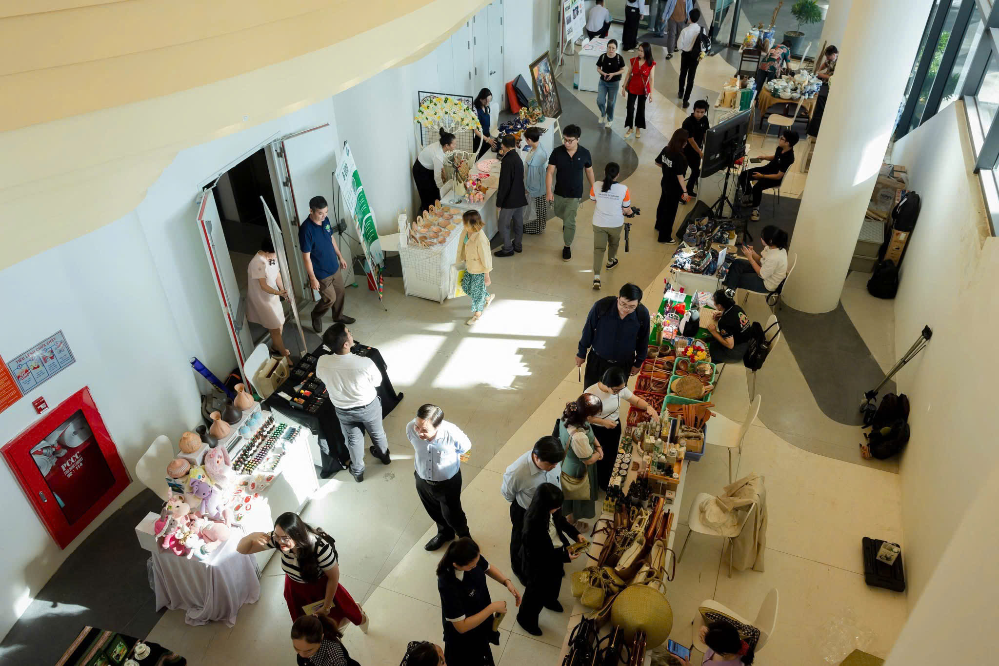 Khu triển lãm tầng trệt (bên trong) - Ảnh 1