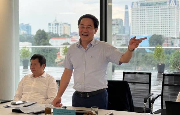 A person standing in front of a table with a person pointing
AI-generated content may be incorrect.