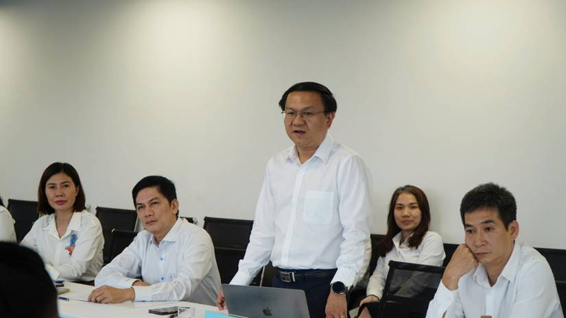 A group of people in a meeting
AI-generated content may be incorrect.