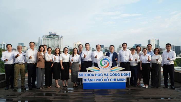 A group of people standing together
AI-generated content may be incorrect.